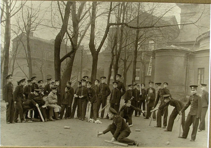 0010_52._vospitanniki_igrayut_v_gorodki_vo_dvore.jpg