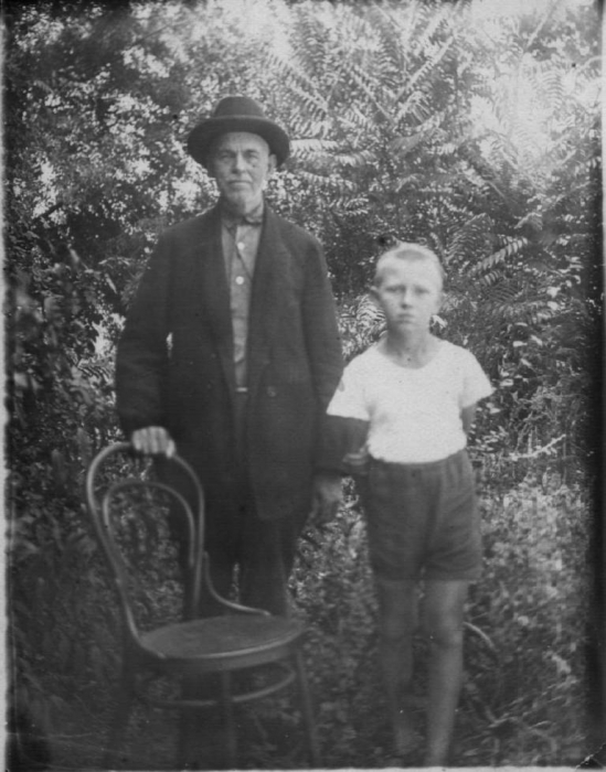042_novichkov_and_grandson_1929.jpg