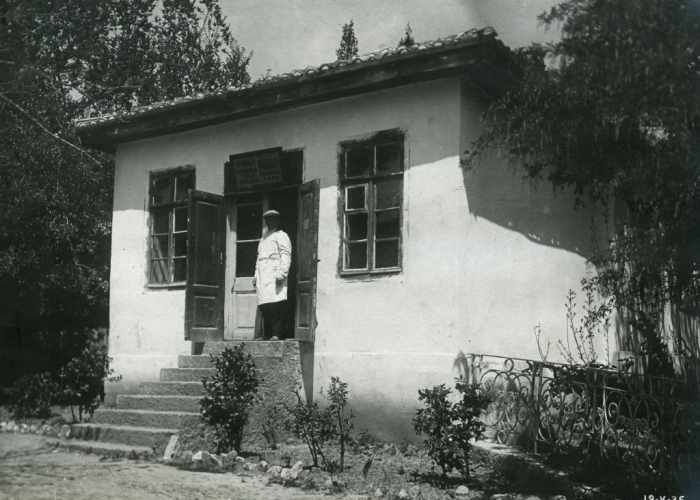 048_rural_shop_in_nikita_1930s.jpg