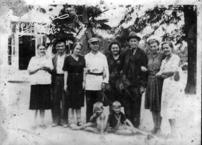 053_novichkov_with_workers_1947.jpg