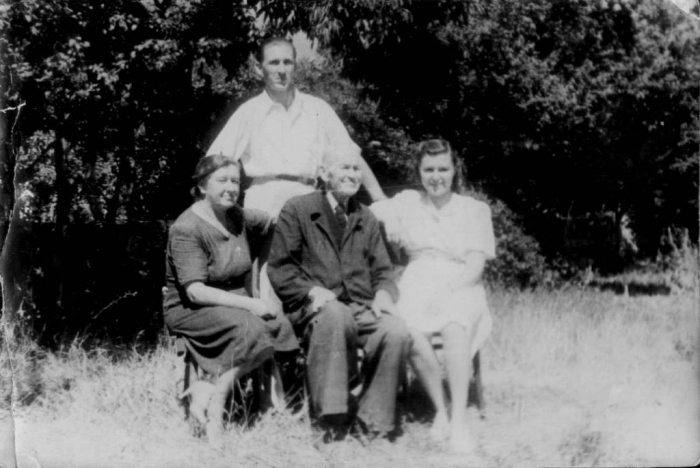 057_novichlovs_family_1950.jpg