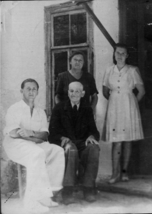 058_novichkovs_family_1950.jpg