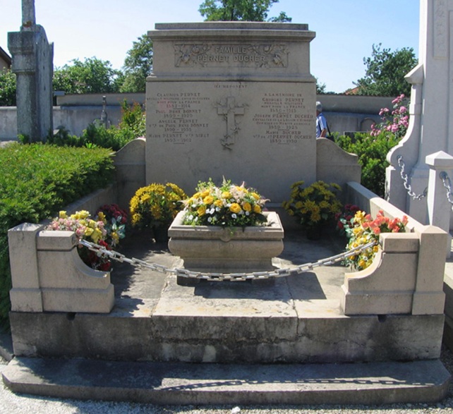Sepulture-de-la-famille-Duc.jpg