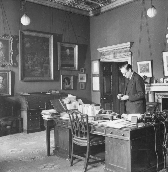 hamfri_bruk_1953_v_svoem_ofise_v_barlington_hauz.jpg