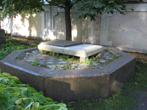 mogila_n.a.bezobrazova_v_lavre.jpg