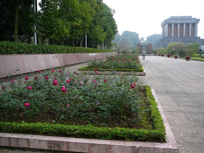 roses_near_mausoleum.jpg